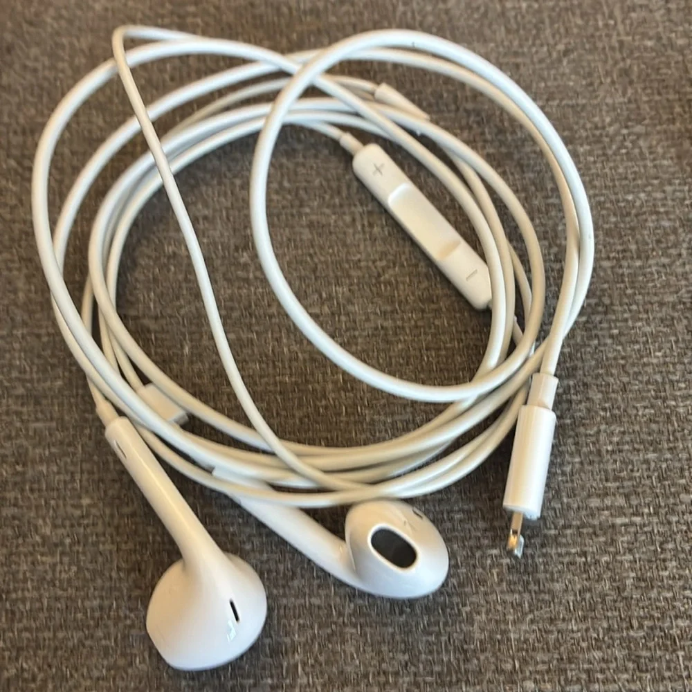 2 Apple White EarPods with Lightning Connector